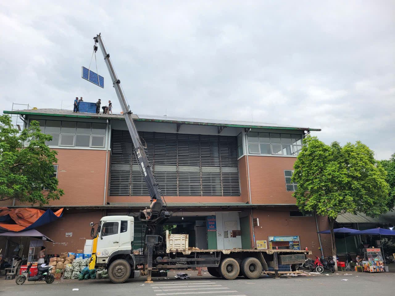 Điện mặt trời mái nhà - Hợp tác đầu tư — Lắp đặt bằng cẩu tại công trình