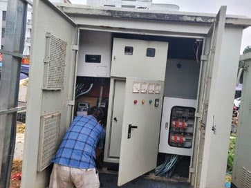 Hệ thống cơ điện M&E và Điều hòa trung tâm HVAC — Lắp đặt tủ điện phân phối trung tâm